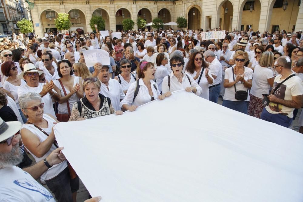 Medio millar de personas se concentra en Alicante para exigir diálogo en Cataluña
