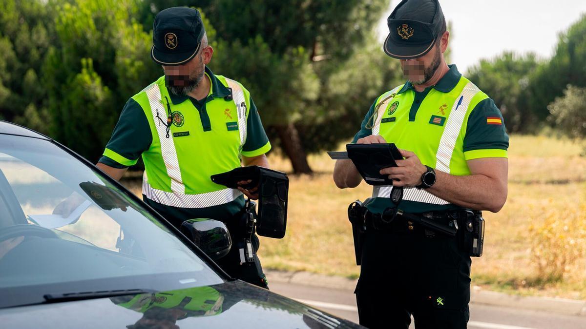 Multado con 200 euros un conductor por circular este 2026 por autovía sin la nueva etiqueta amarilla obligatoria: la Guardia Civil extrema la vigilancia en los coches