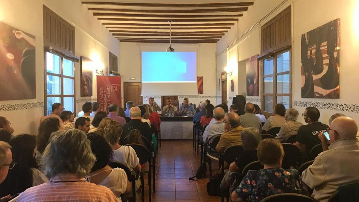 Asistentes a la jornada sobre despoblación en la Vall d'Albaida celebrada en Otos.