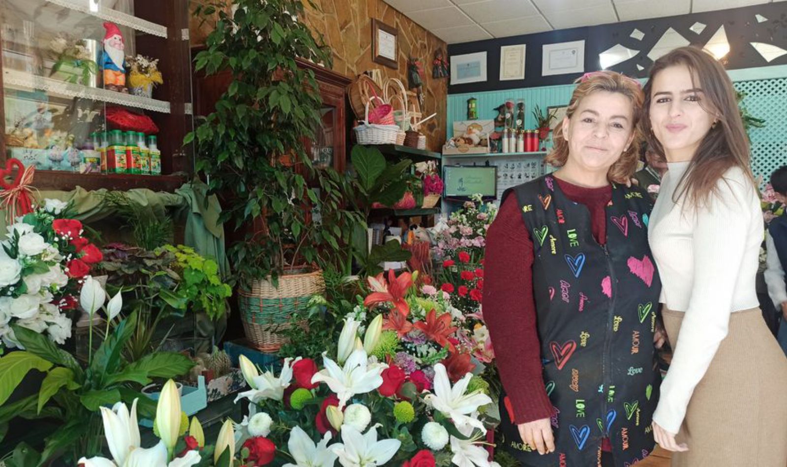 Mónica y Cristina Tahoces, ayer, en su floristería de Grado. | S. Arias