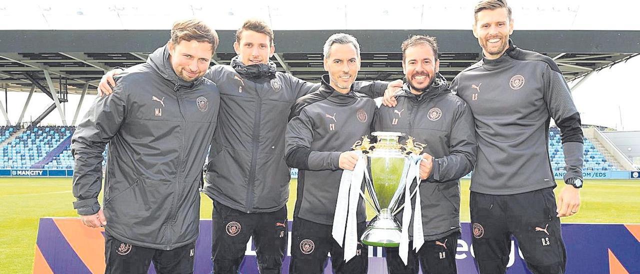 El técnico mallorquín Carlos Vicens, en el centro, posa con la copa de campeón con el City.