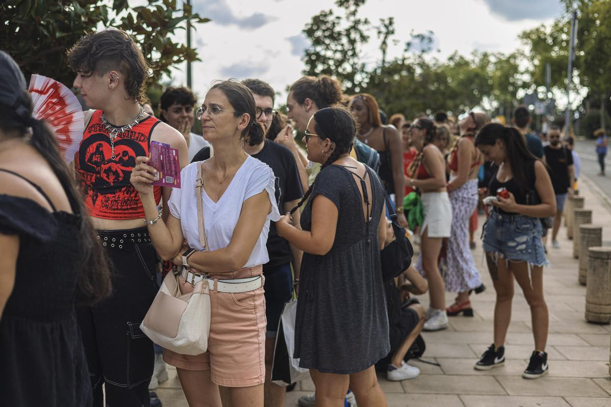 Ambiente en la cola antes del concierto de Rosalía