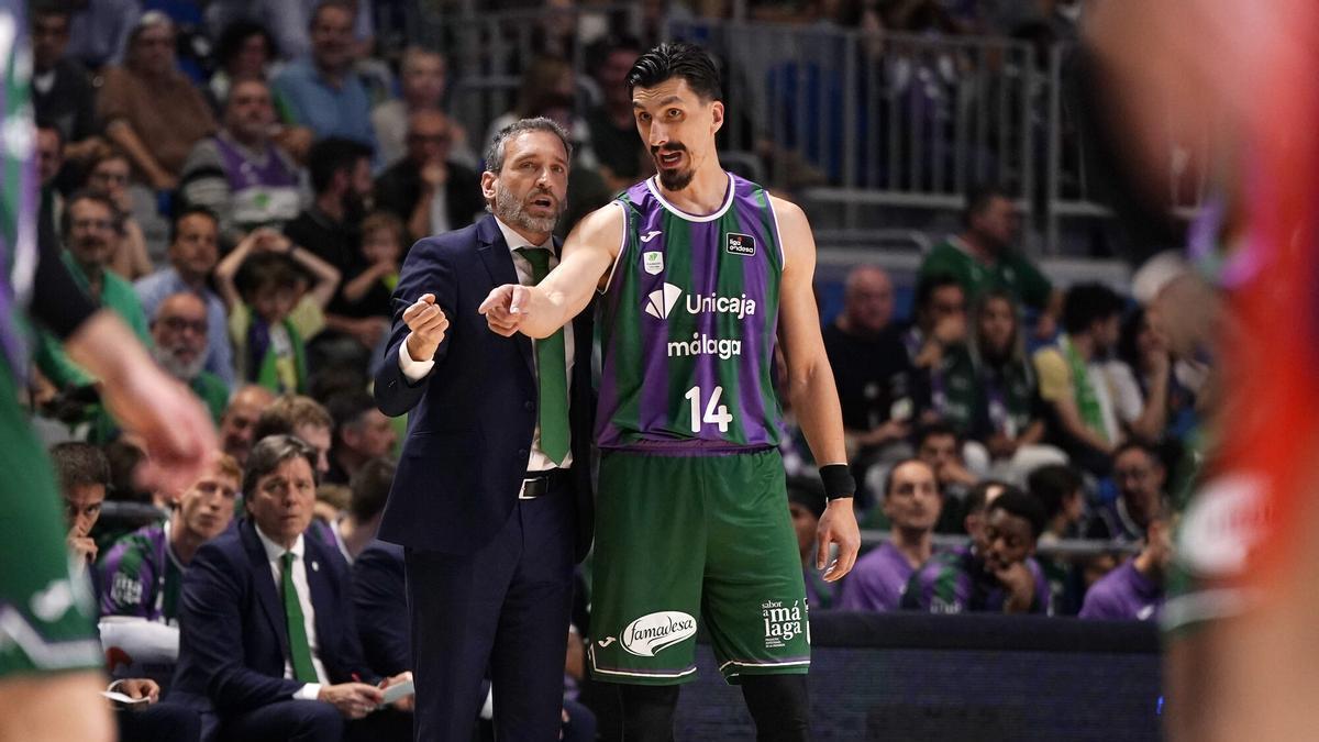 Ibon Navarro y Nihad Djedovic conversan en un partido del Unicaja.