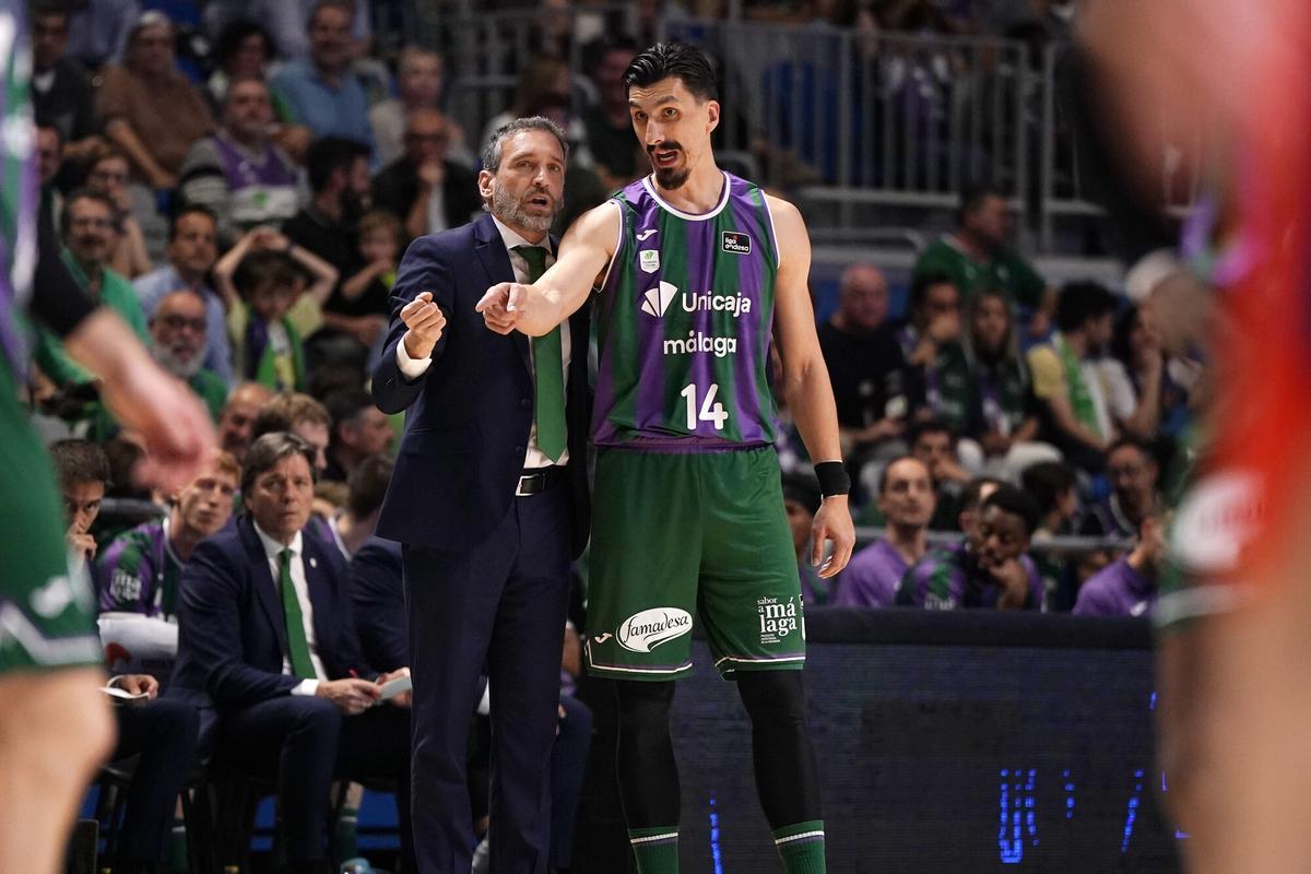 Ibon Navarro y Nihad Djedovic conversan en un partido del Unicaja.