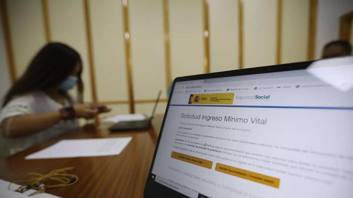 Qué personas pueden cobrar el Ingreso Mínimo Vital si tienen ingresos inferiores a 723 euros y por qué deben presentar la Renta