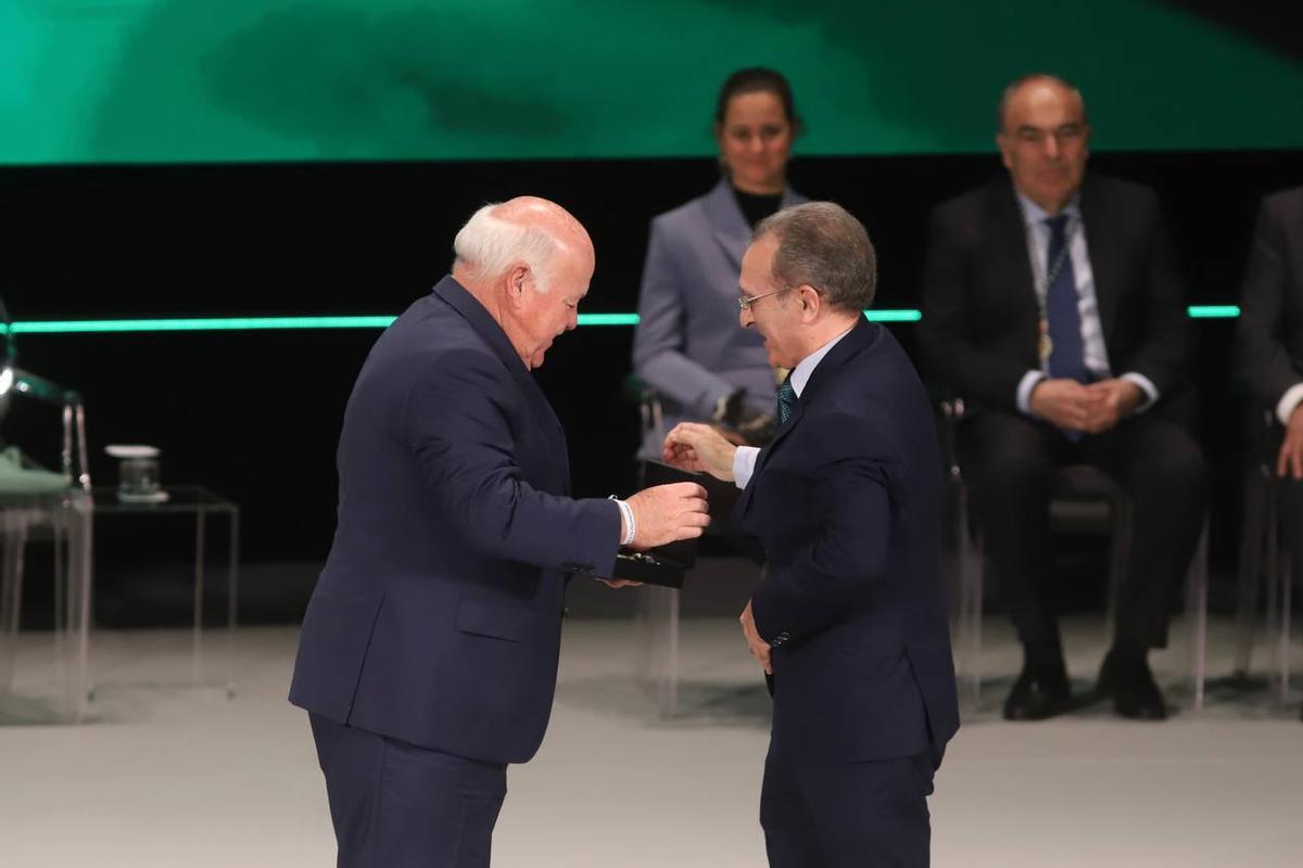 Jesús Aguirre entrega la Medalla de Andalucía a José María Molina, de Ánfora Nova.