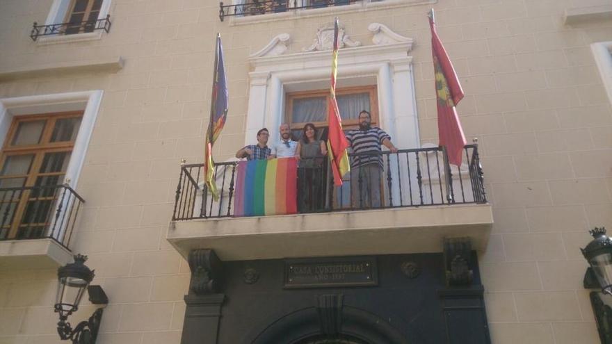 En Callosa también ondea la bandera multicolor