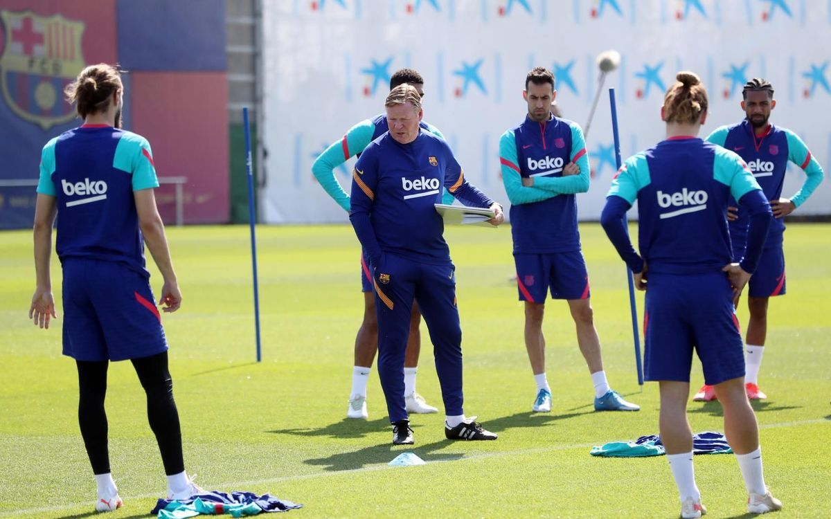Koeman se dirige a sus jugadores en un entrenamiento en la ciudad deportiva de Sant Joan Despí.