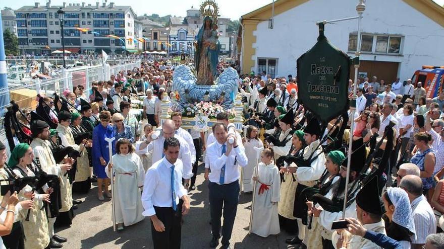 Llegada de la imagen de Nuestra Señora de la Barca al muelle de Navia, en la procesión del pasado año.