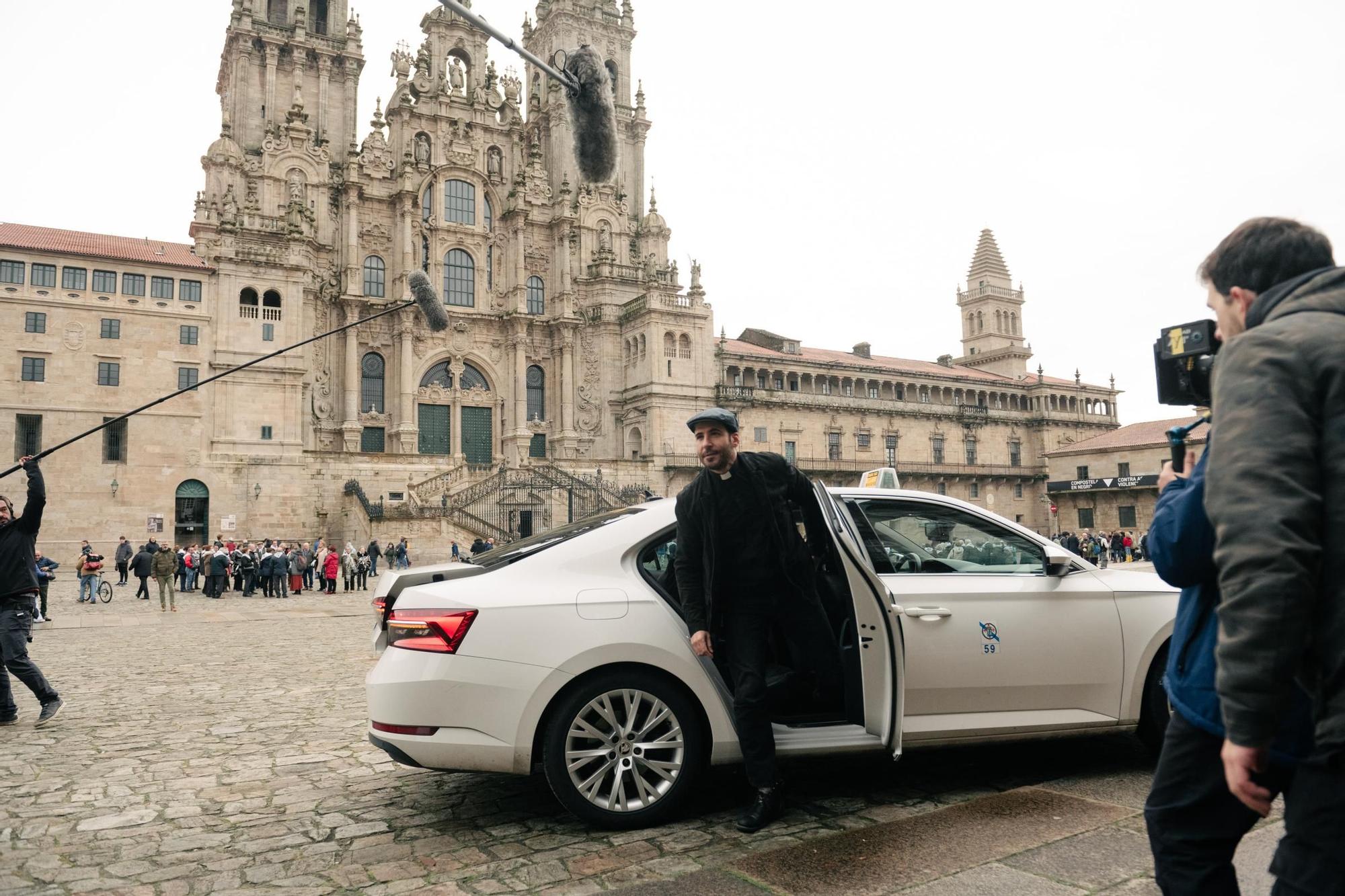 Llegada del actor Miguel Ángel Silvestre a la Praza do Obradoiro para el rodaje de una de las escenas