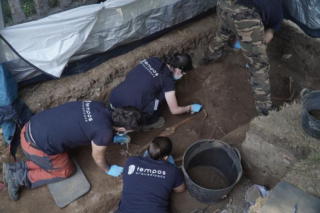 Presentación de los resultados de los trabajos de búsqueda de víctimas del franquismo en el cementerio de Beira, en Carral