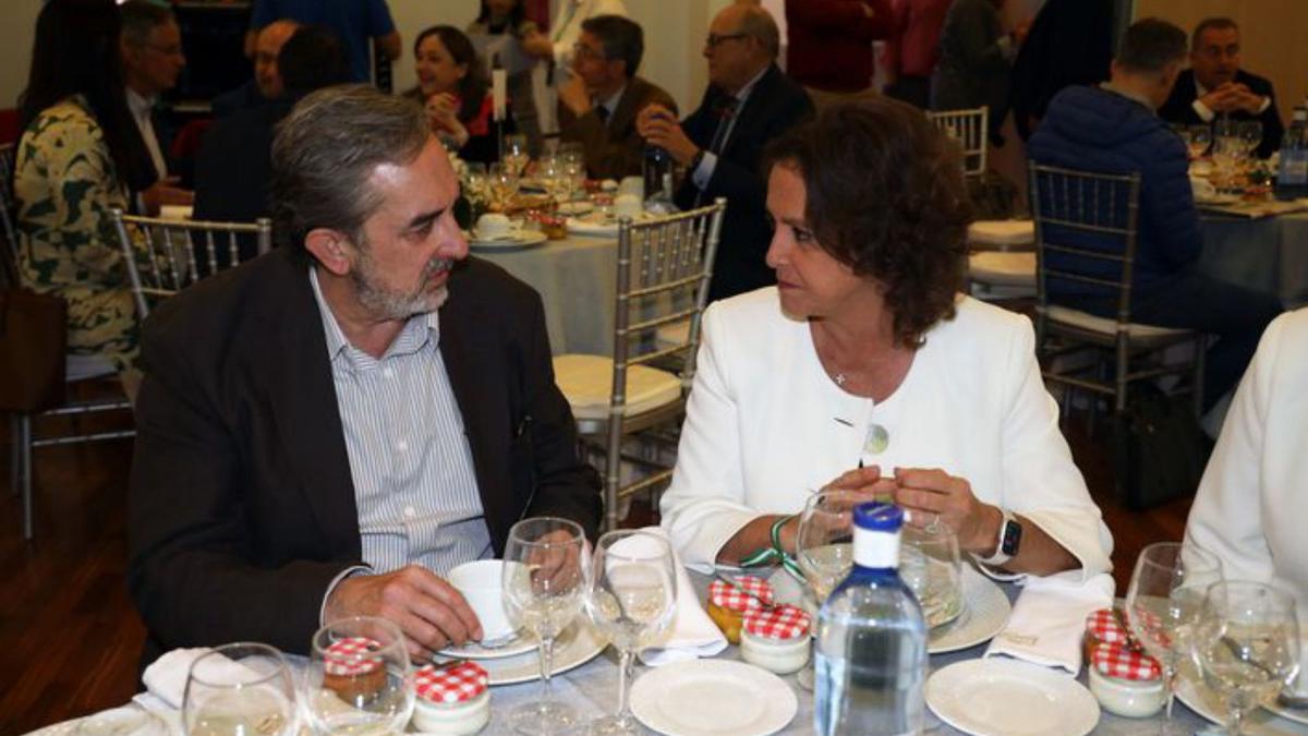 El director de La Opinion, José Ramón Mendaza, junto a la consejera, Catalina García.
