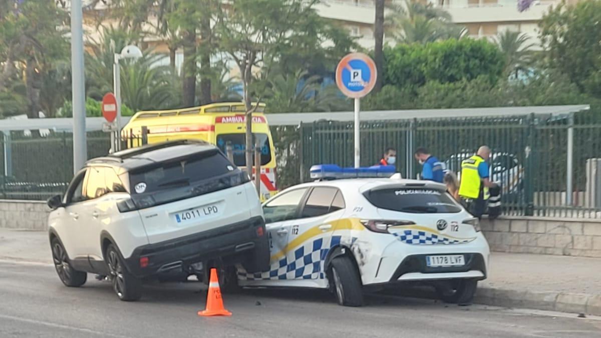 Estado en el que quedó el vehículo, montado sobre el coche de la Policía Local.