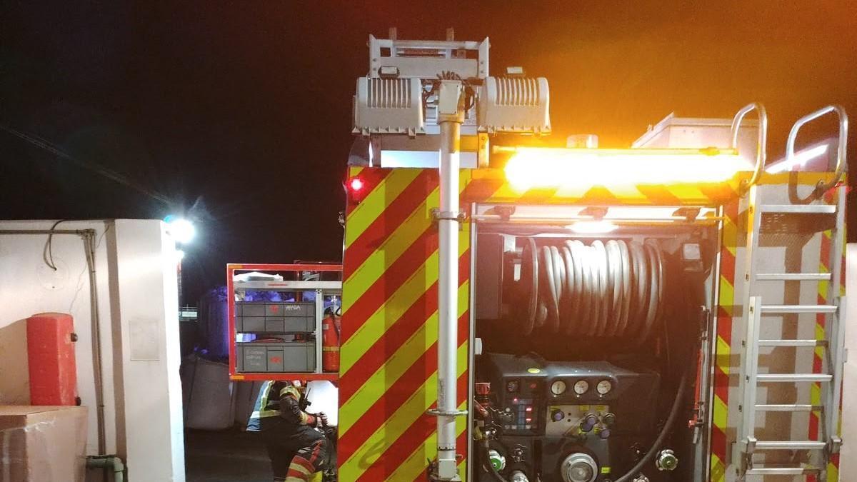 Un vehículo de bomberos del Consorcio de Seguridad y Emergencias de Lanzarote y La Graciosa, en la madrugada de este martes, en el hotel Sands Beach Resort en Costa Teguise