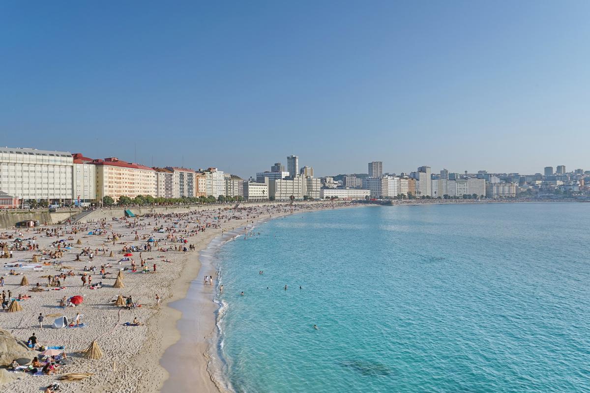 Vista de la playa de Orzan en la noche de San Juan Coruña