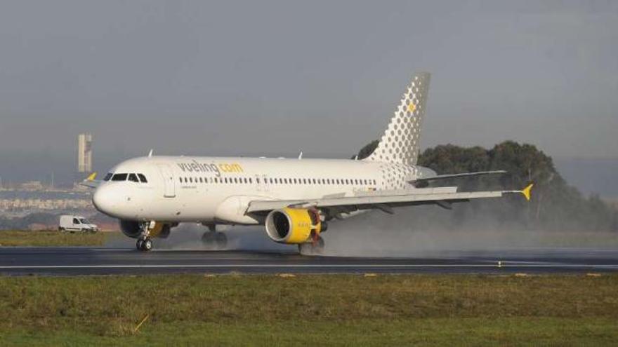 Un avión de Vueling aterriza en el aeropuerto de Alvedro. / fran martínez