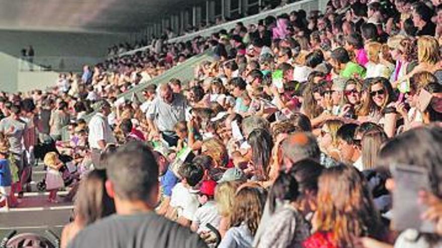 Público en las gradas de Las Mestas.