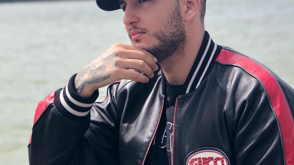Omar Montes con gorra