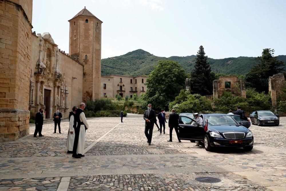 Els reis visiten Poblet entre protestes independentistes