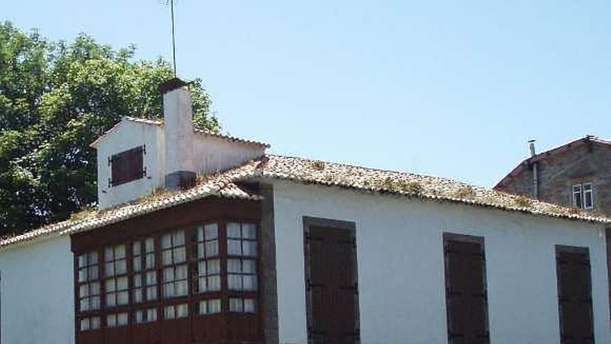 Casa en A Fortaleza que fue descatalogada para poder derribarla. / l.o.