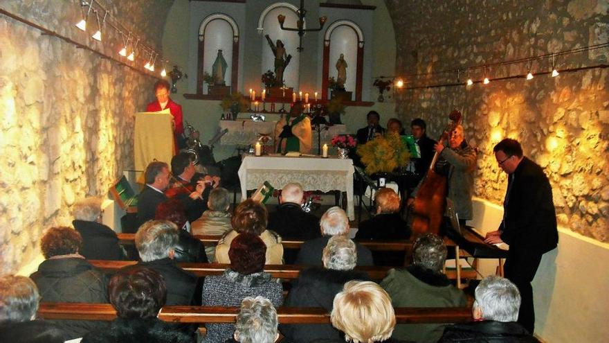 Músics, rector i feligresos dins de la capella.