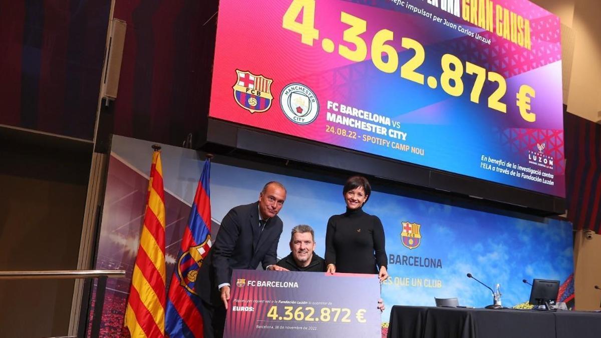 Yuste, vicepresidente del Barça, Unzué y Arregui, presidenta de la Fundación Luzón, en el Auditori 1899 del Camp Nou.