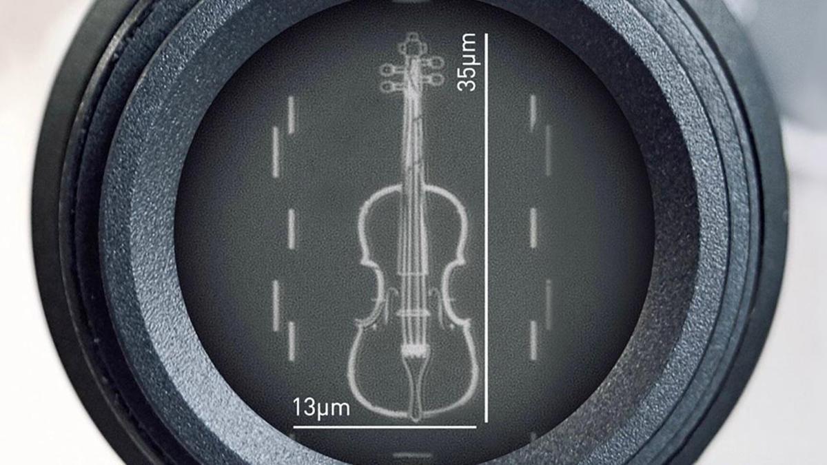 Esta réplica de platino de un violín solo es visible con un microscopio; probablemente sea el violín más pequeño del mundo.