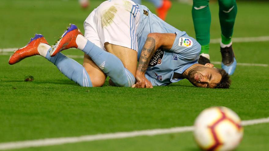 Brais Méndez se duele en el suelo de la falta que supuso el penalti ante el Villarreal que anotó Iago Aspas. // R. Grobas