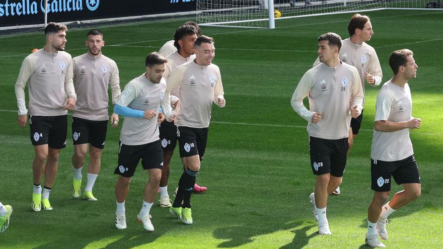 Los celestes trotan sobre el recién estrenado césped de Balaídos durante el entrenamiento. |  // R. GROBAS