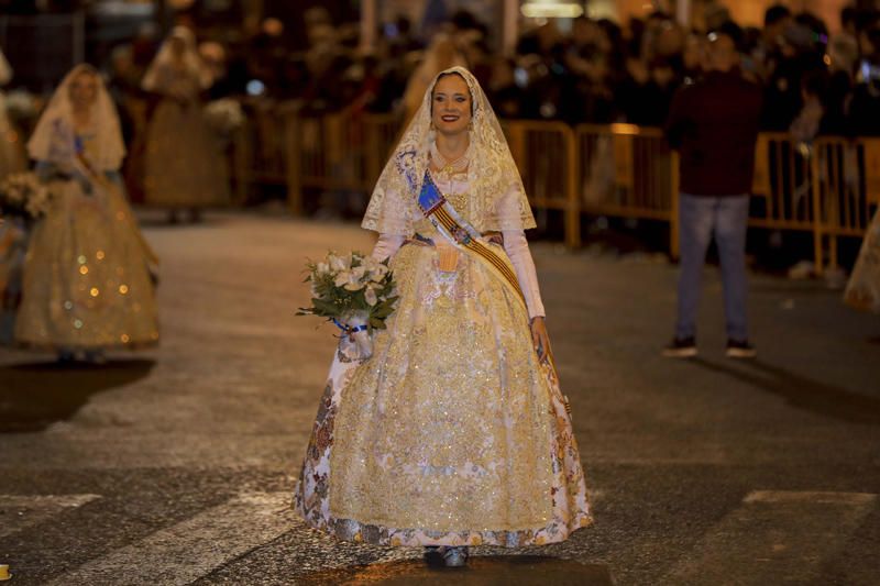 Marina Civera y su corte de honor en la Ofrenda de las Fallas 2019.