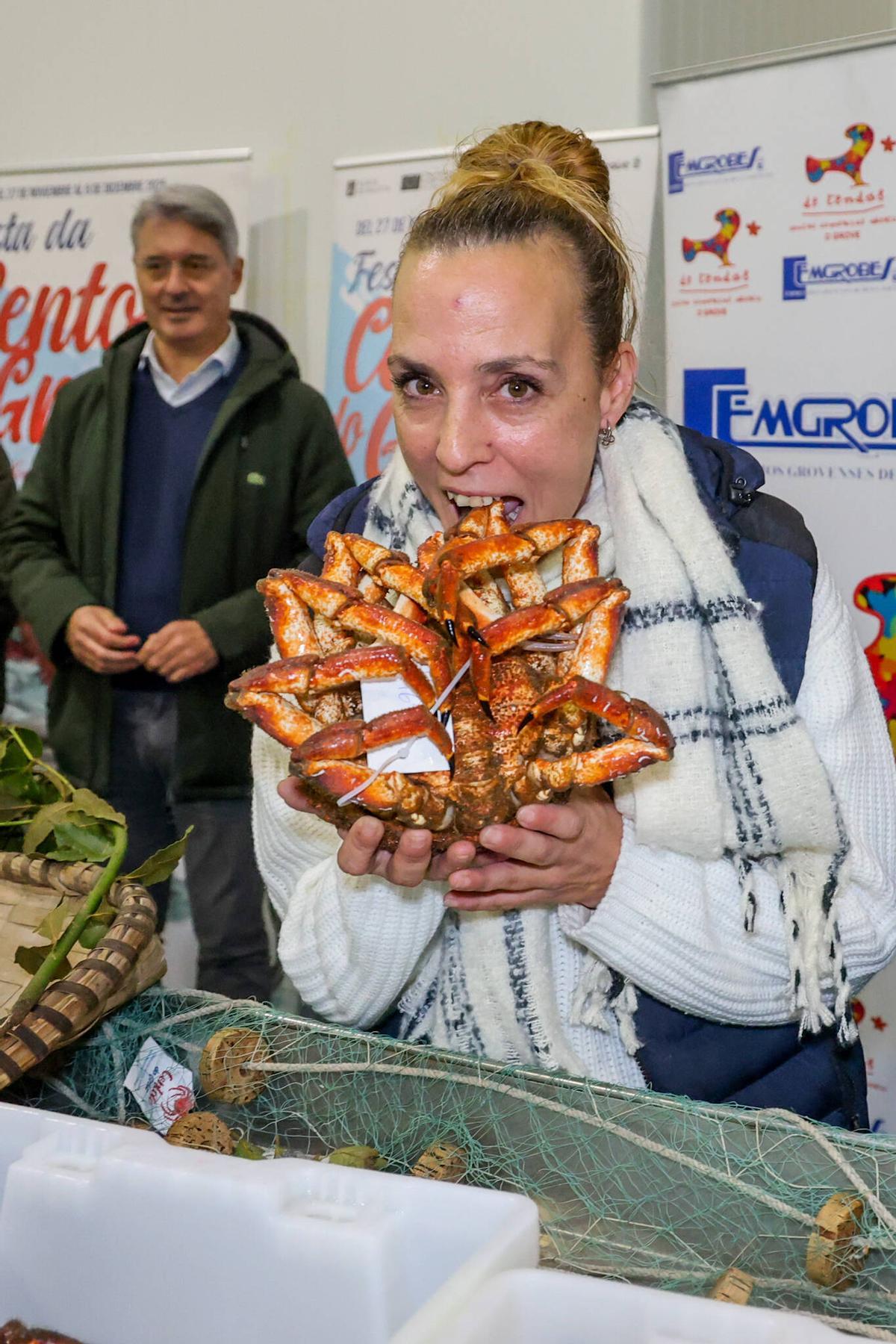 Tania Chao, una vendedora de plaza de abastos tras adquirir un centollo en la lonja.