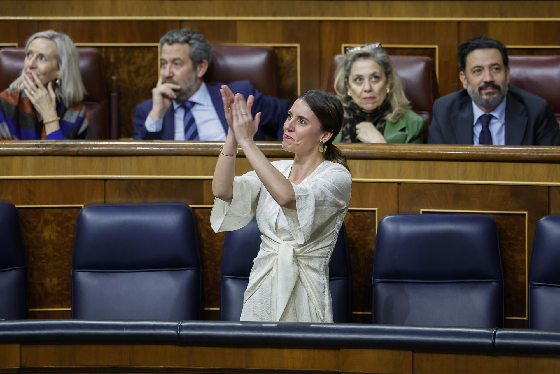 La ministra de Igualdad, Irene Montero, aplaude a la tribuna de invitados tras la aprobación de la ley trans en el Congreso de los Diputados.