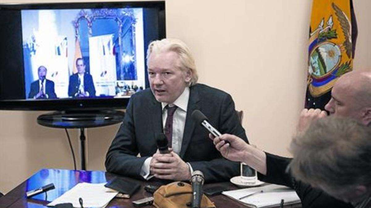 Desmejorado 8 Assange, durante la rueda de prensa ofrecida en la embajada de Ecuador, ayer.