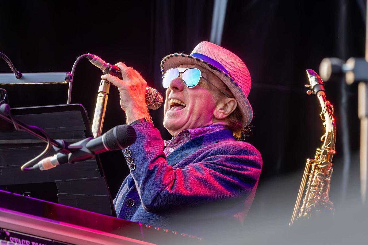 Van Morrison arrancó la velada con 'Only A Dream'.