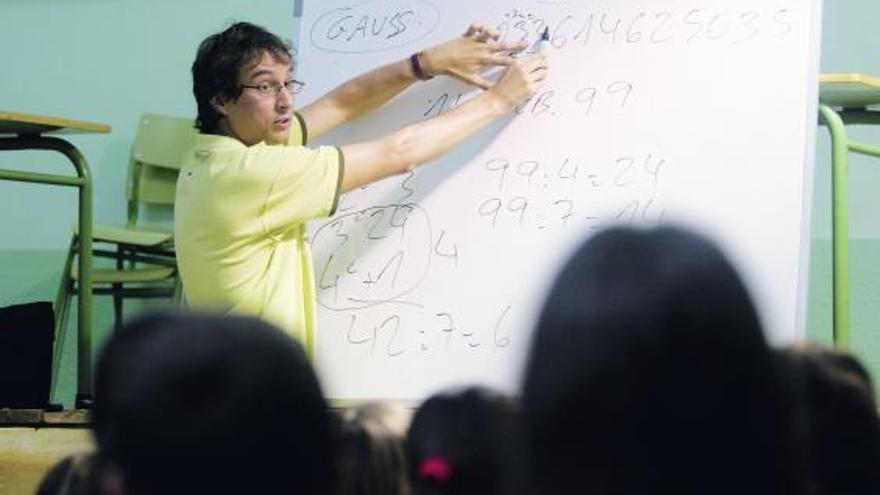 Alberto Coto explica su método de cálculo, ayer, a alumnos del Colegio Público La Carriona..