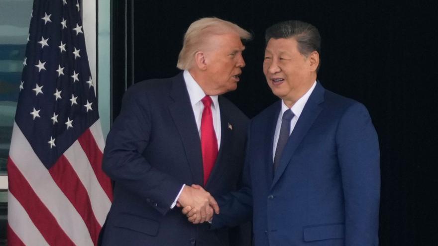 El president Donald Trump ( esquerra) i el president xinès, Xi Jinping, el 30 d’octubre de l’any passat. | MARK SCHIEFELBEIN / AP