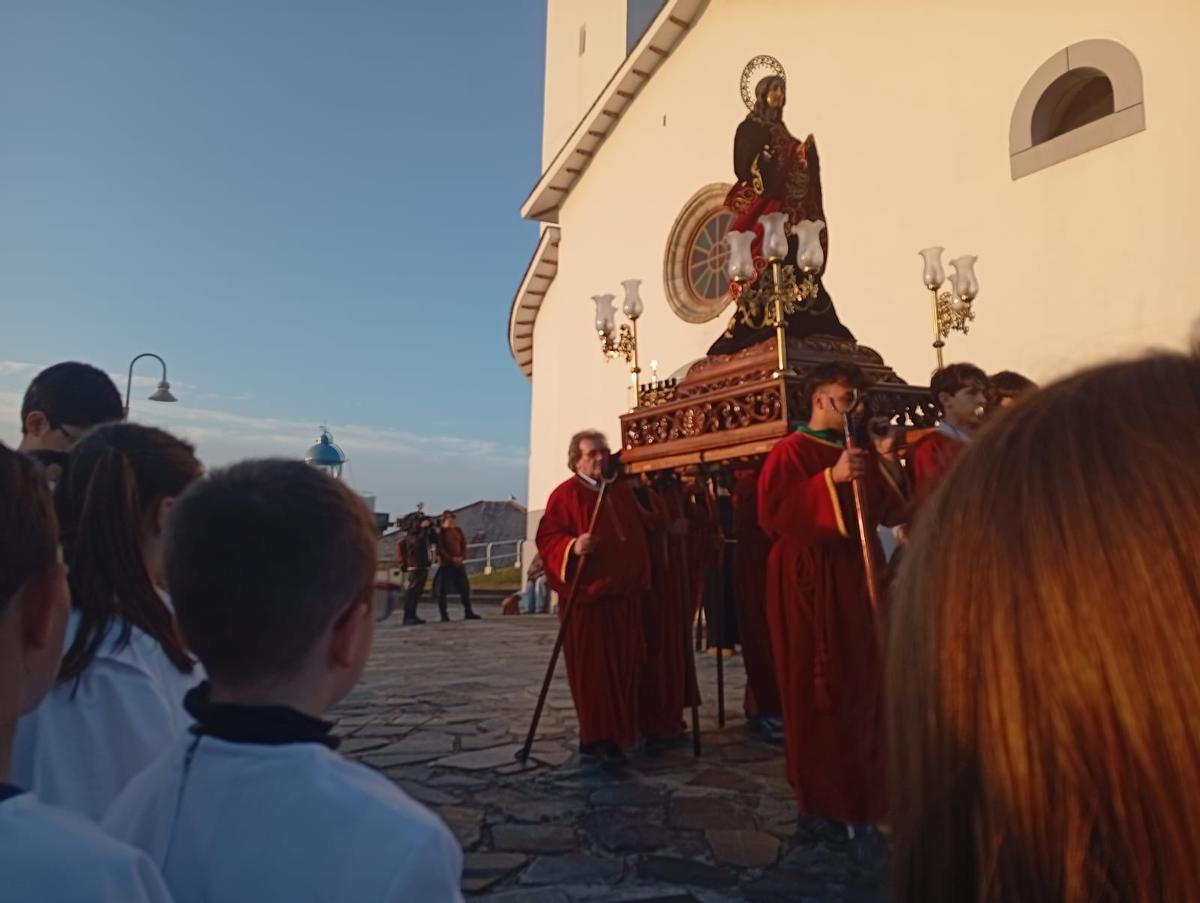 En imágenes: La procesión de bajada marca el inicio de la Semana Santa en Luarca