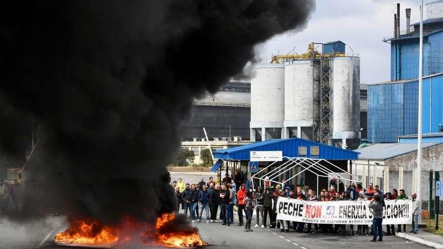 Protesta de trabajadores de Alcoa a la entrada de la fábrica en el polígono de A Grela.