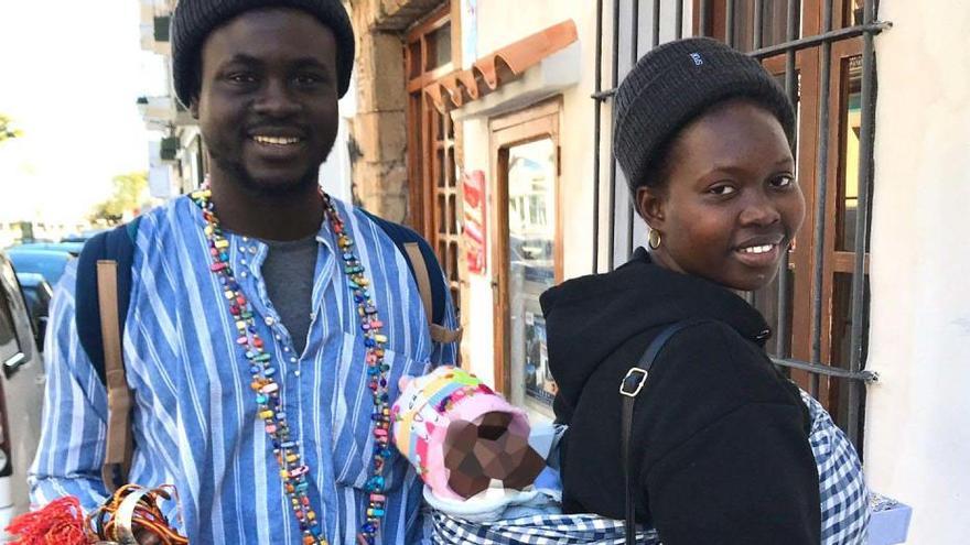 Gorgui Lamine Sow junto a Gana Gadiaga y su bebé de 7 meses, Ndye. Foto: Roberta Etter.