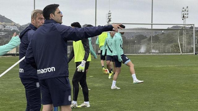 Íñigo Vélez da instrucciones durante un entrenamiento en La Manga Club. | FC CARTAGENA