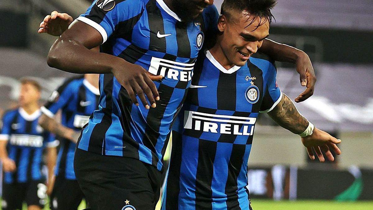 Lukaku y Lautaro celebran uno de los goles en el partido de ayer.