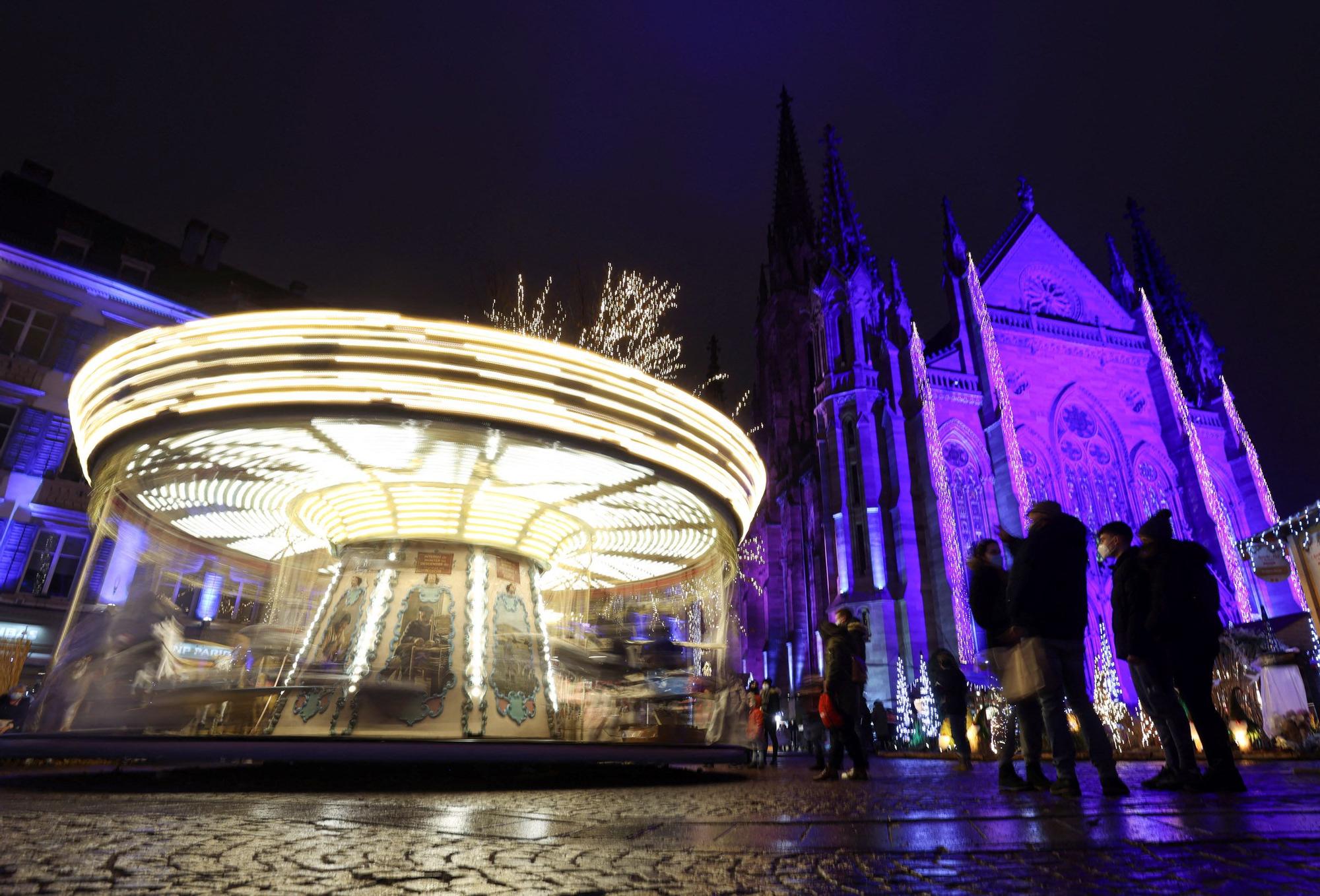 La gente visita un mercado navideño en Mulhouse, Francia, el 15 de diciembre de 2021.