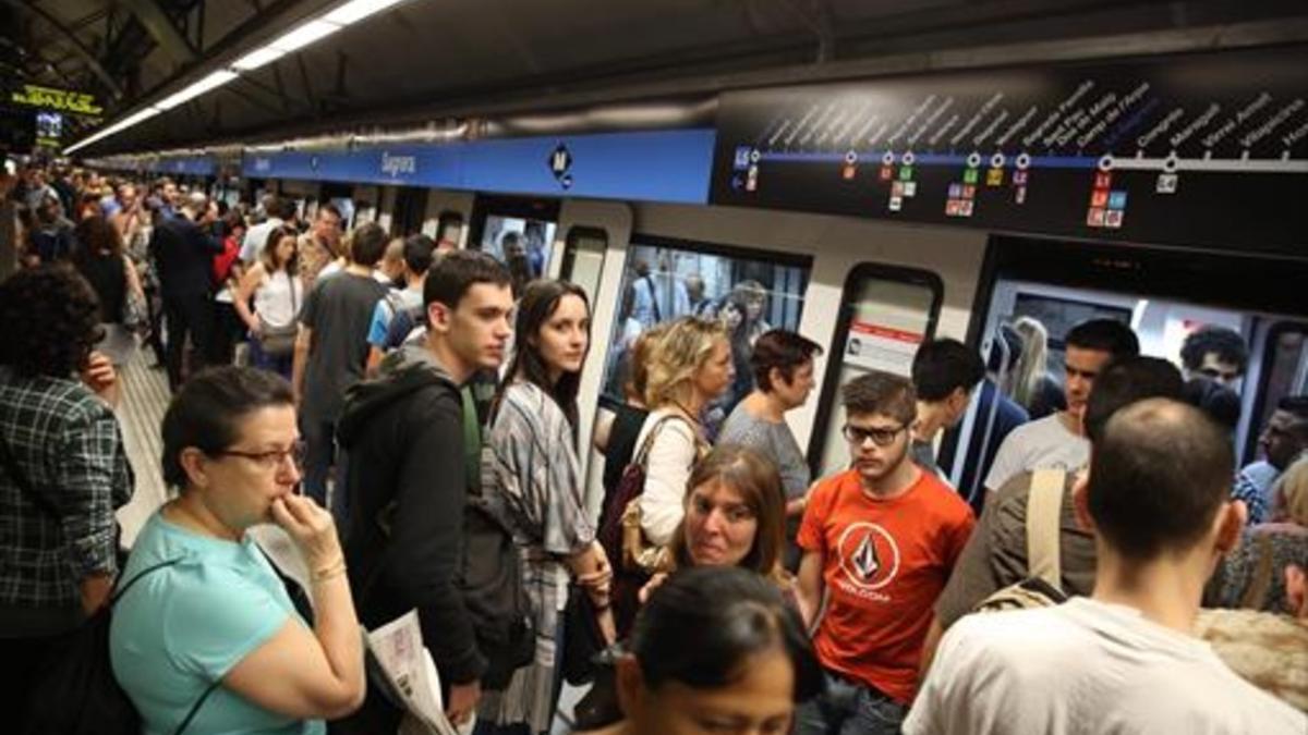 Aglomeración de viajeros del metro en la estación de Sagrera, ayer.