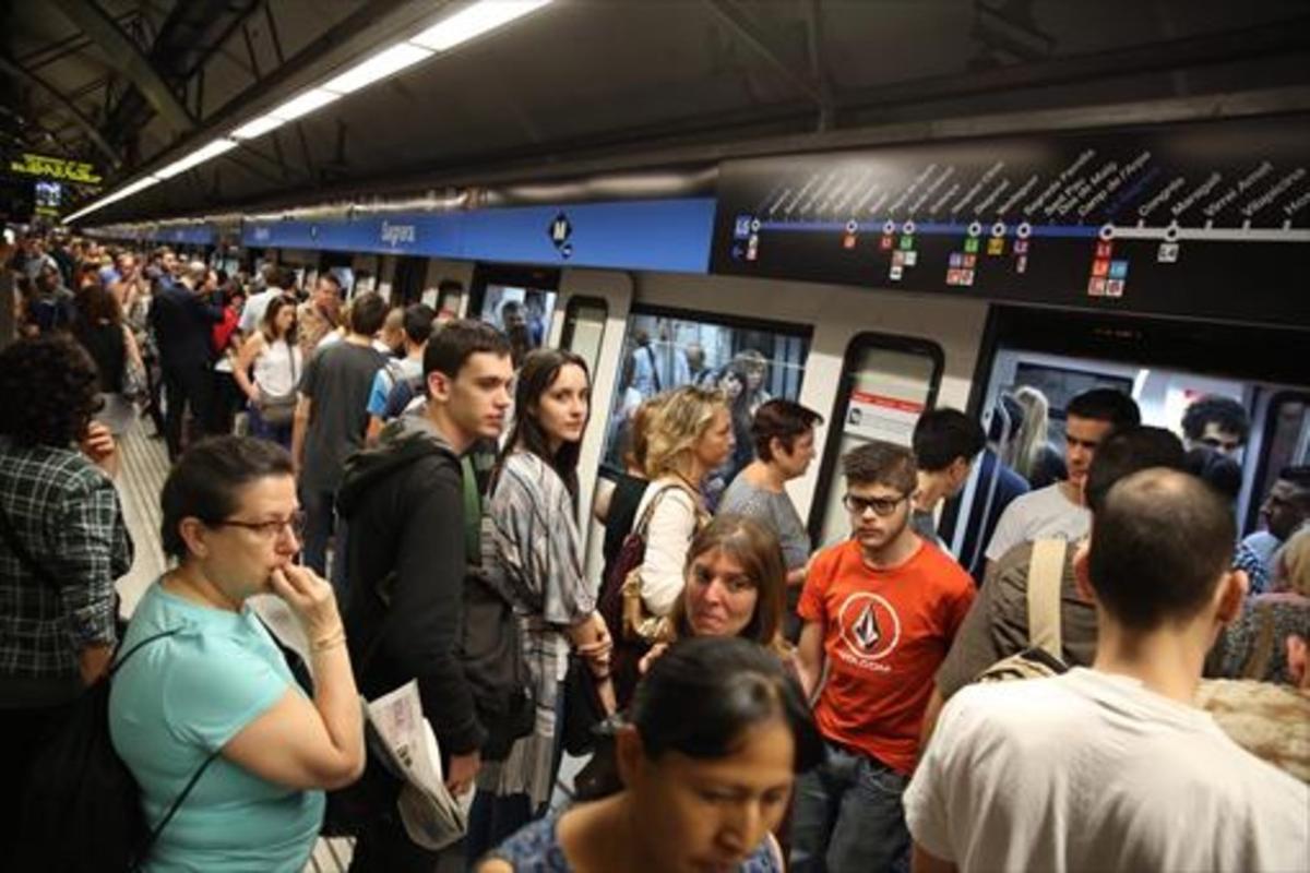 Viajeros en la línea 5 del metro de Barcelona.