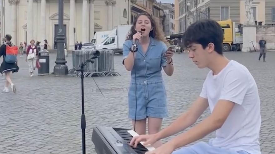 Una joven de Alicante emociona a Italia cantando «Bohemian Rhapsody» en la Piazza del Popolo de Roma