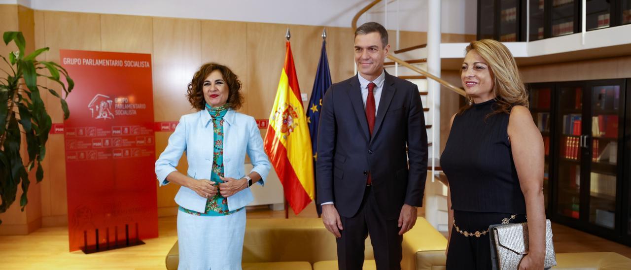 Cristina Valido con María Jesús Montero (izquierda) y Pedro Sánchez durante la ronda de investidura en noviembre.