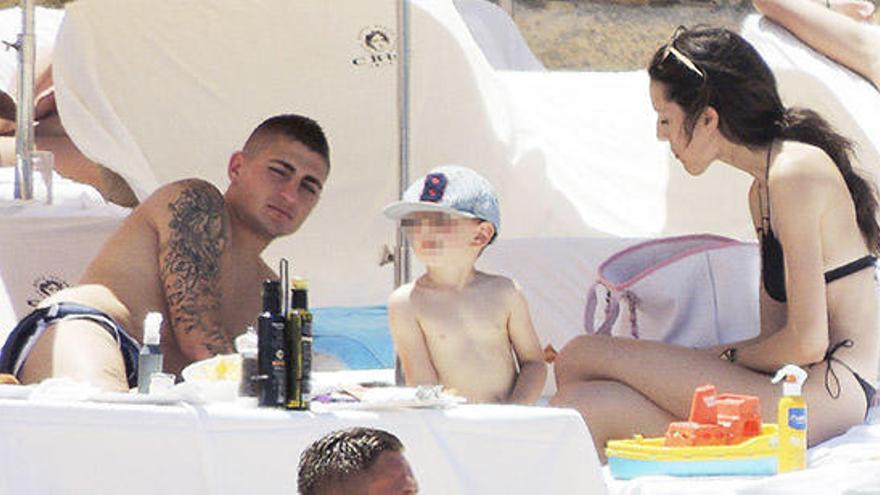 Marco Verratti, primero por la izquierda, con su familia en la playa.