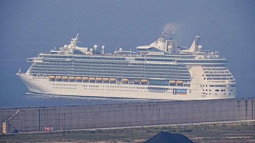 El &quot;Independence of the Seas&quot; sale de El Musel en una de sus últimas escalas en Gijón.