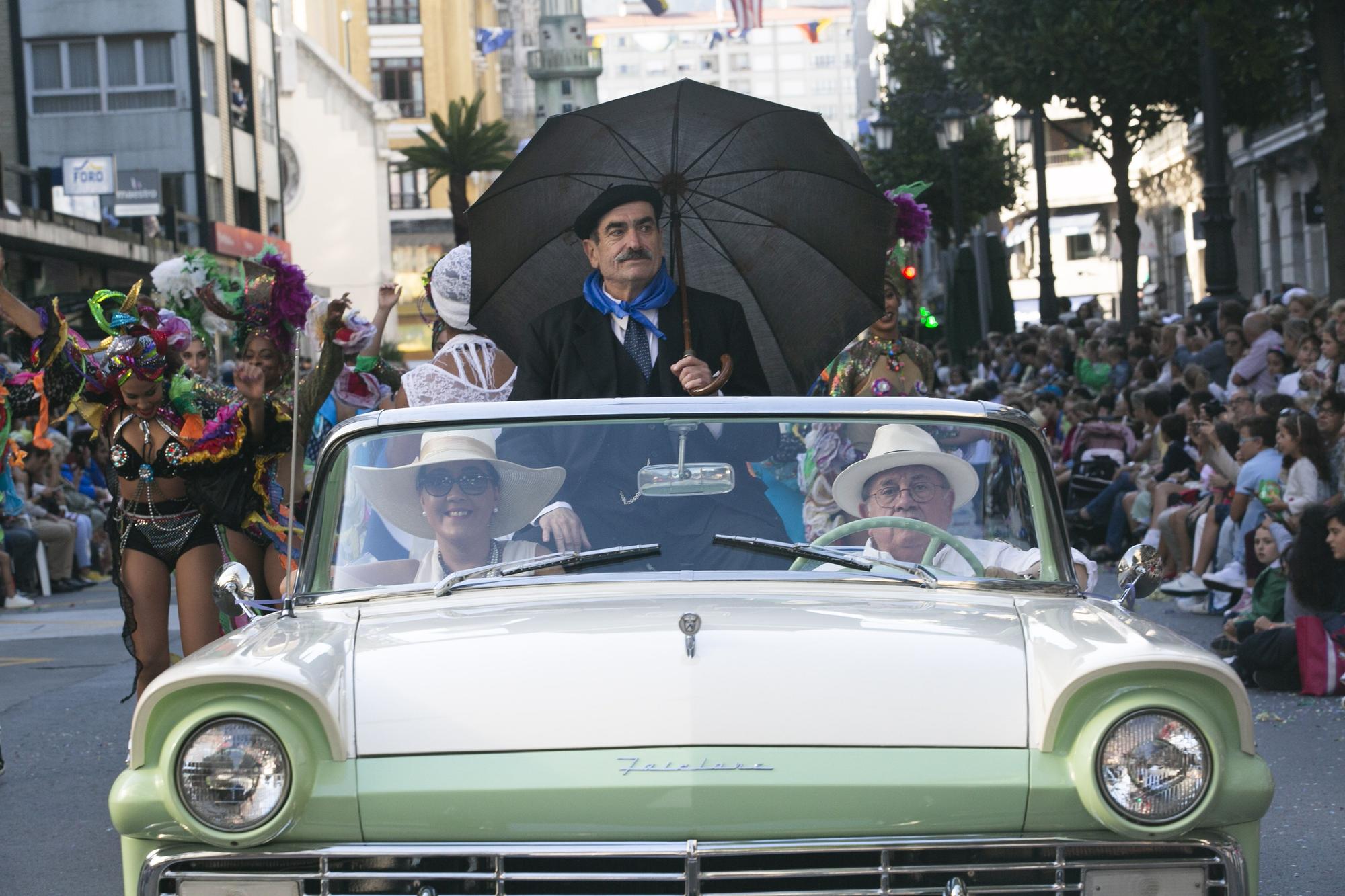 En Imágenes: El Desfile del Día de América llena las calles de Oviedo en una tarde veraniega