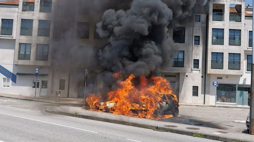 Un incendio iniciado en un coche fúnebre calcina este y otro vehículo aparcado